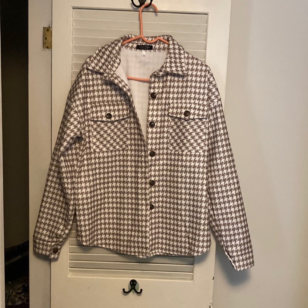 New, never worn jacket w serious shacket vibes!